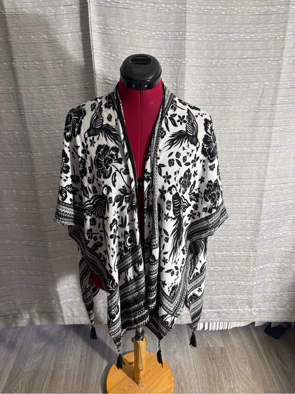 Kimono good condition vince camuto for women modern stile black and white floral